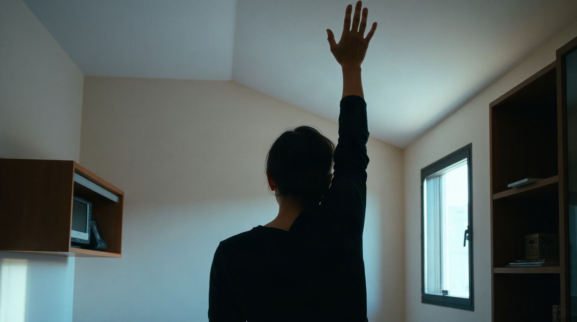 Locataire visitant un studio avec plafond bas
